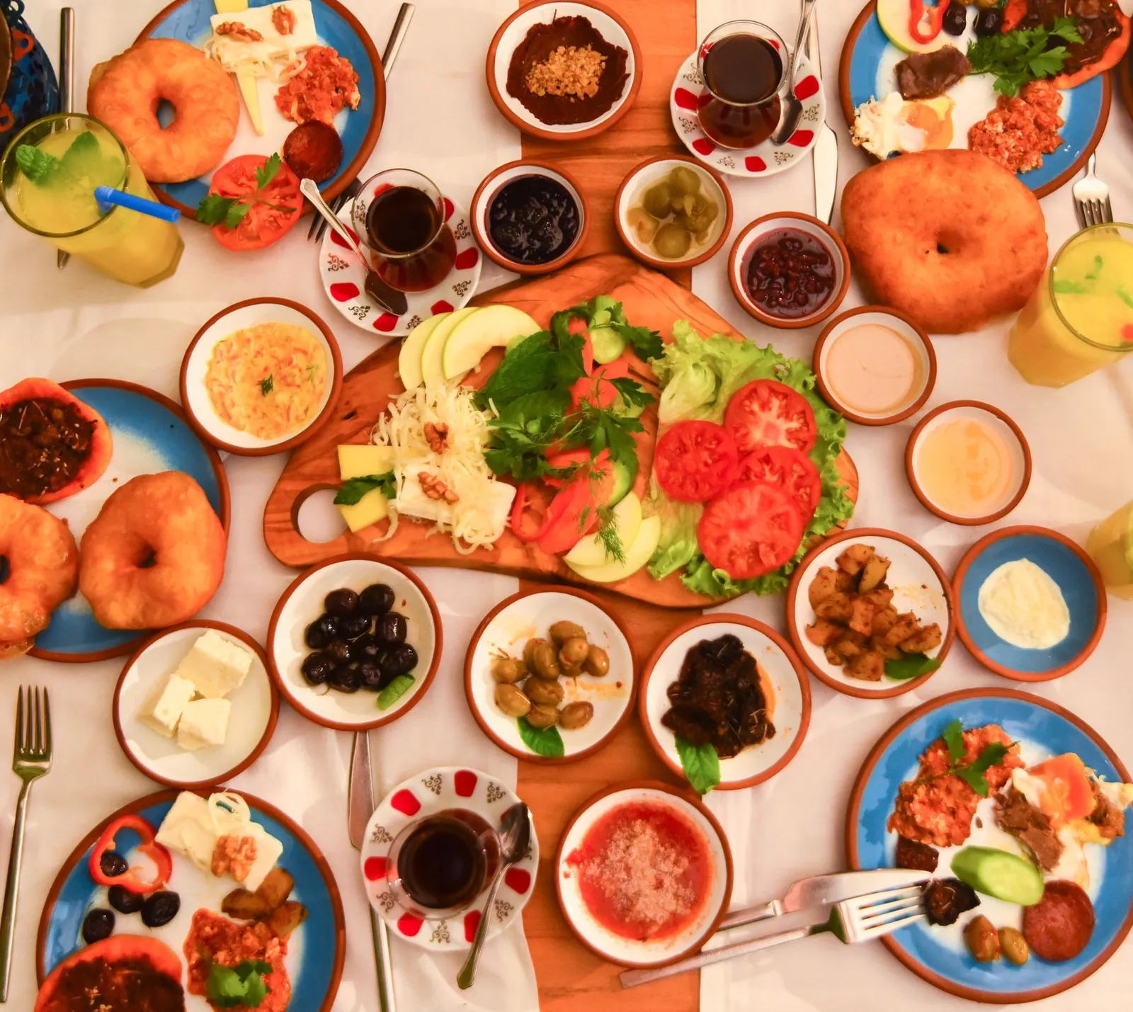 Peynir, zeytin, domates ve salatalıkla kurulmuş kahvaltı sofrası